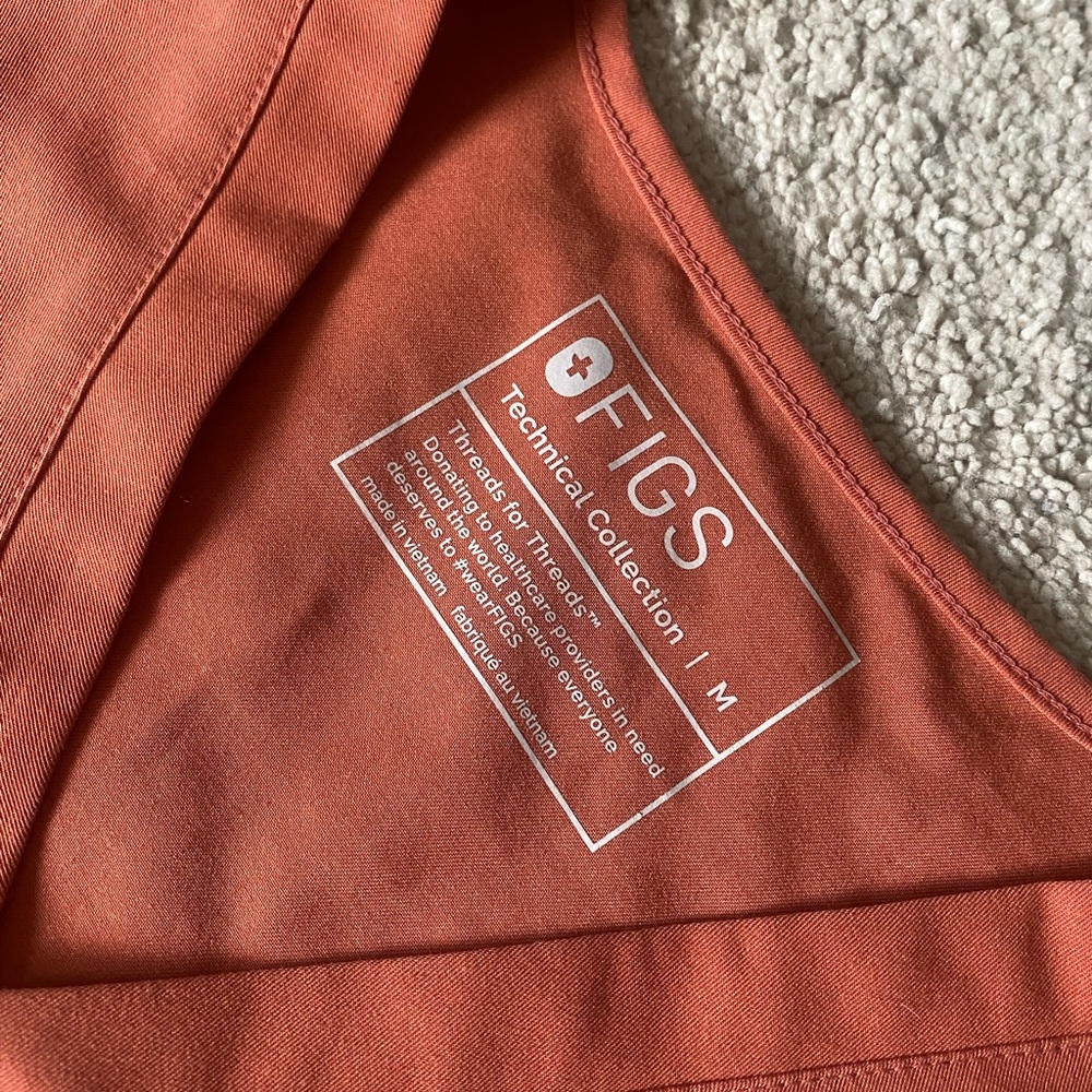 Orange Figs scrub top - Picture 2 of 2